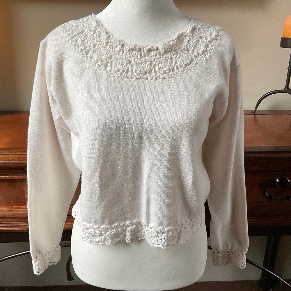 Moda Int’l Crochet Crop Sweater. White. Size S